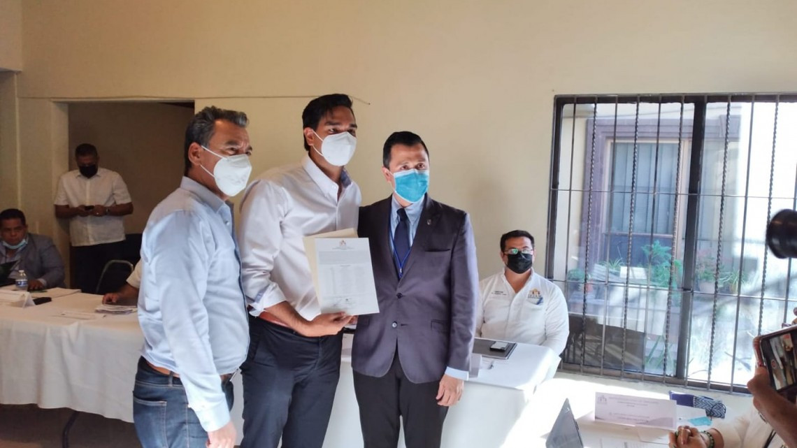 Recibe Carlos Peña constancia de mayoría como alcalde electo