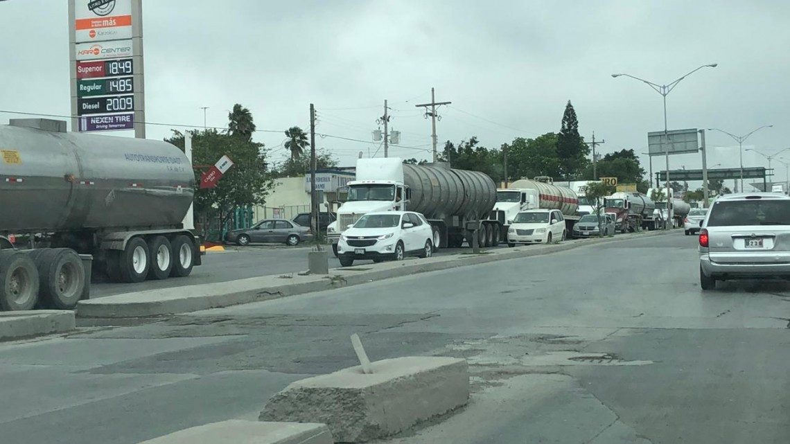 Continúan largas filas en el puente “Los Tomates”