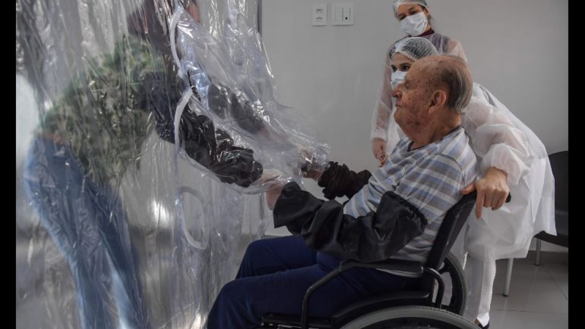 Instalan "cortina de abrazos" en asilo de Brasil