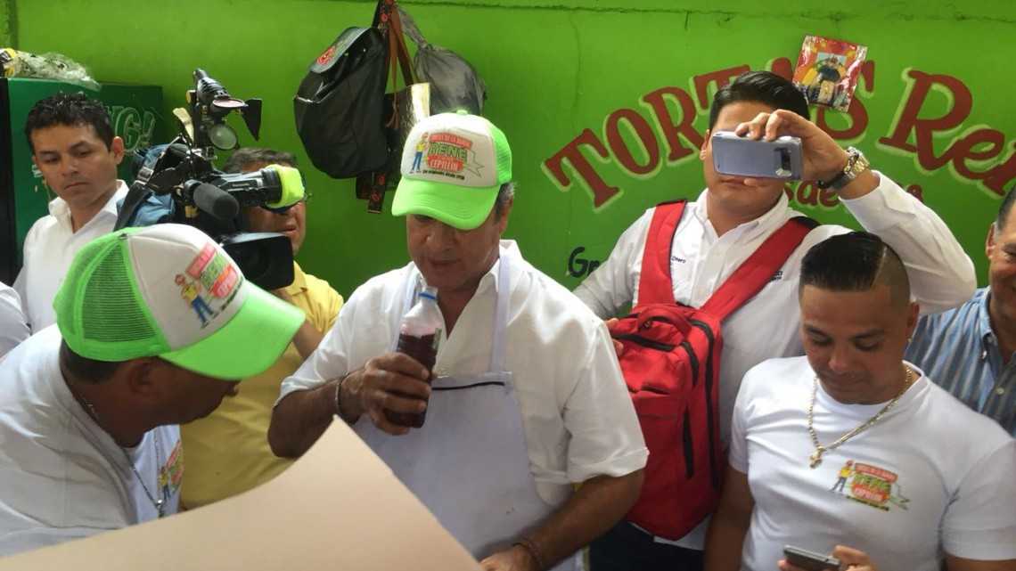El Bronco prepara y come la tradicional torta de a barda