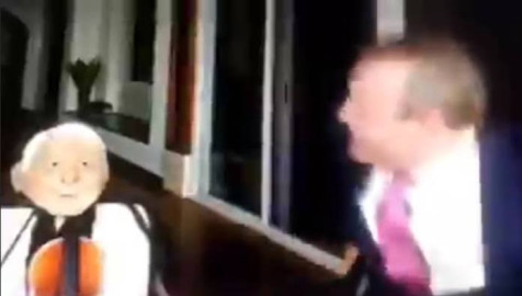 Gilberto Lozano explota a gritos contra maniquí de AMLO 