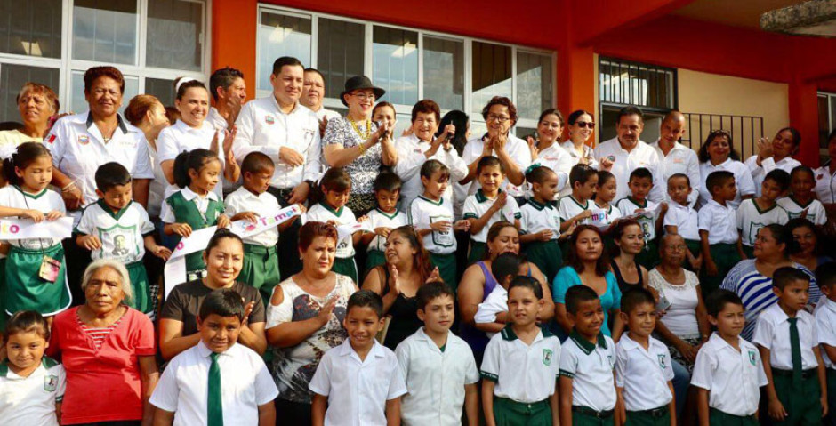 Entrega alcaldesa obra de comedor escolar 