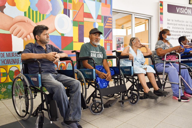 Entrega DIF Reynosa 8 sillas de ruedas