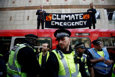 Detienen a cerca de 300 personas en Londres que marchaban por el cambio climático