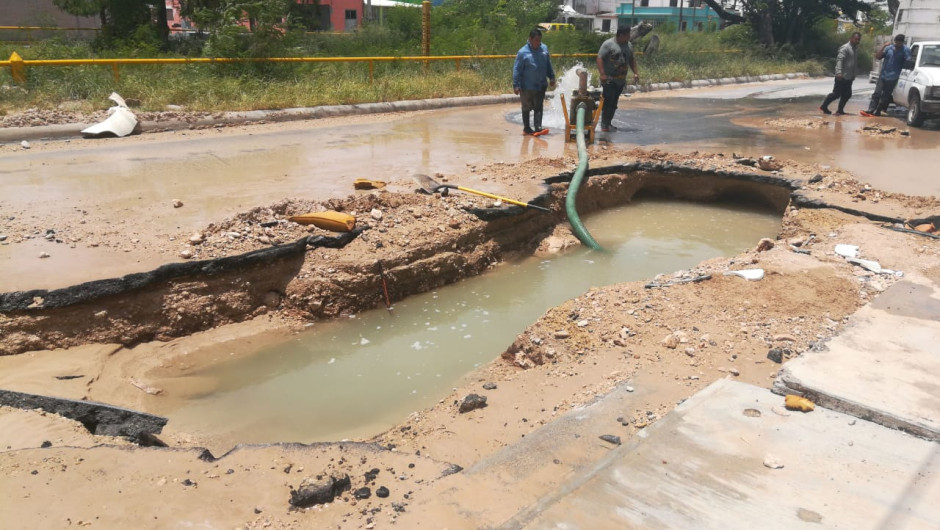 Reparan línea de agua potable que suministra sector Granjas