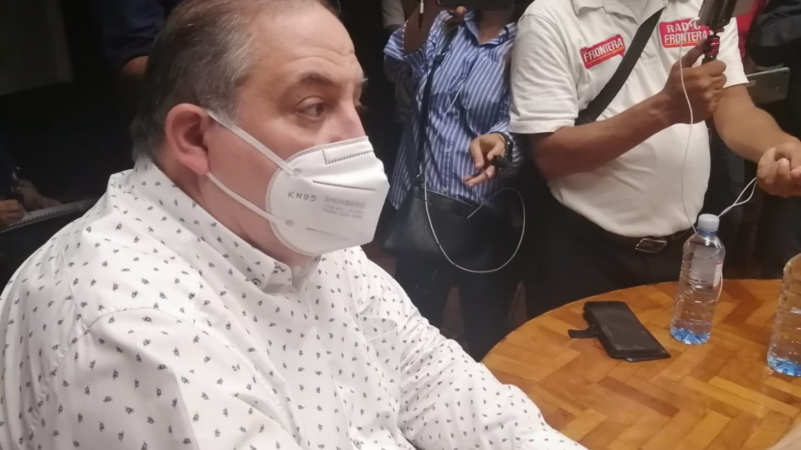 Taxistas dialogan con el secretario del ayuntamiento