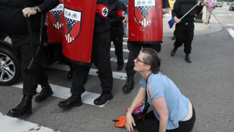 Neonazis irrumpen marcha del orgullo gay en Detroit