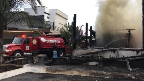 Incendio consume restaurante en Victoria 