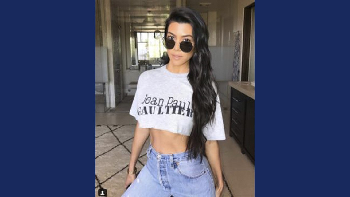 Kourtney Kardashian luce "infartante" en vestido 