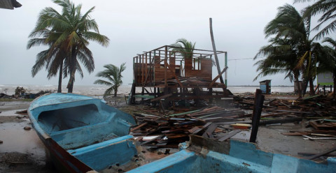 Iota se degrada a tormenta tropical tras tocar tierra en Nicaragua