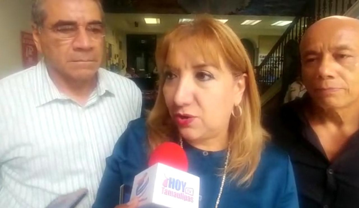 Acude a votar secretaria general de la Sección 33 del STPRM
