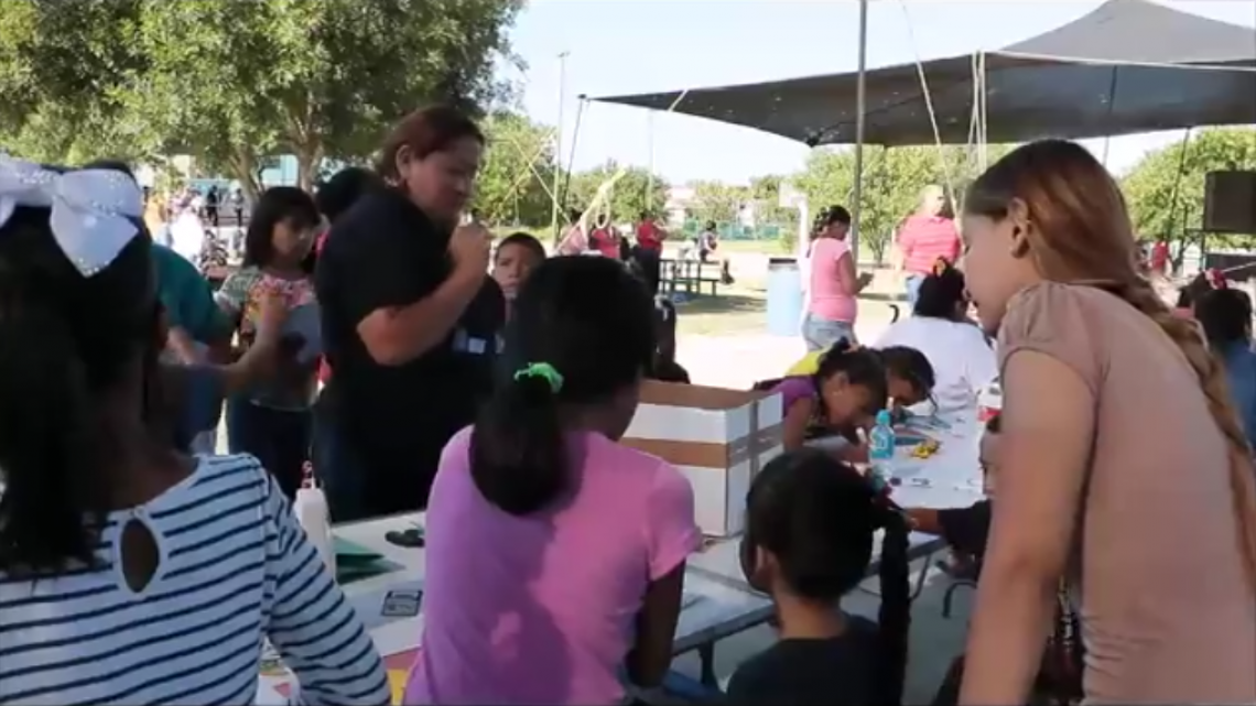 Familias disfrutan de espectáculo de Caravana Cultural