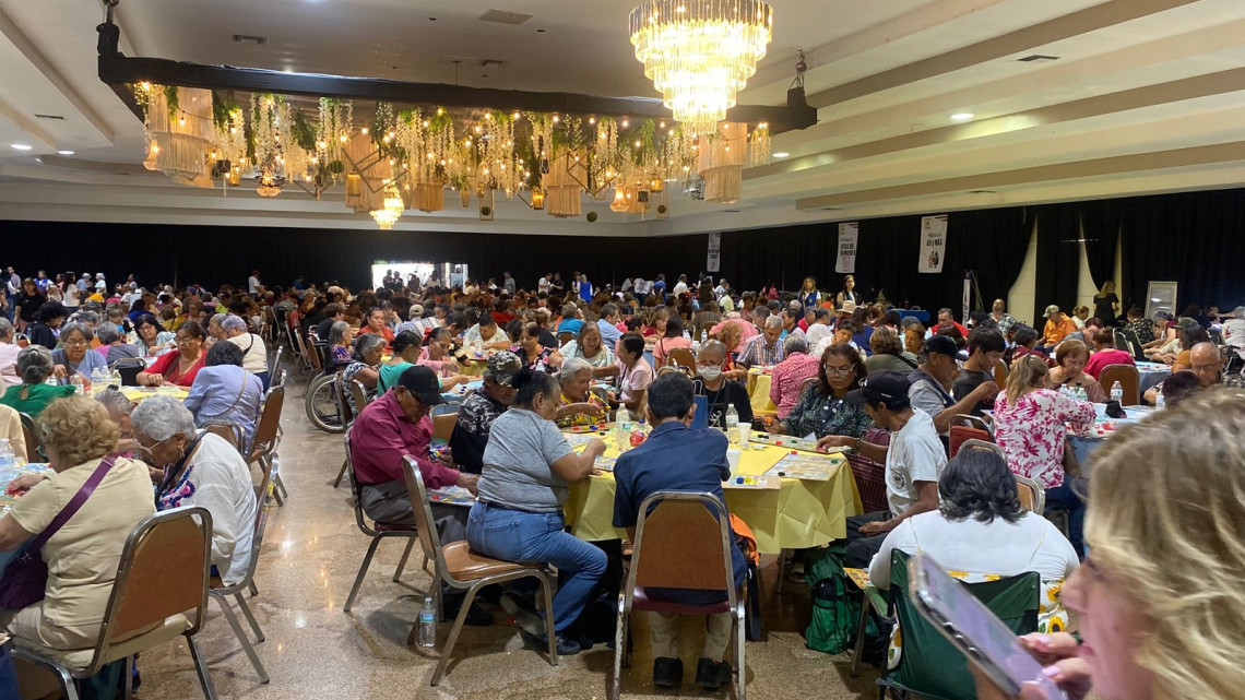 Brigada médica atiende a adultos mayores