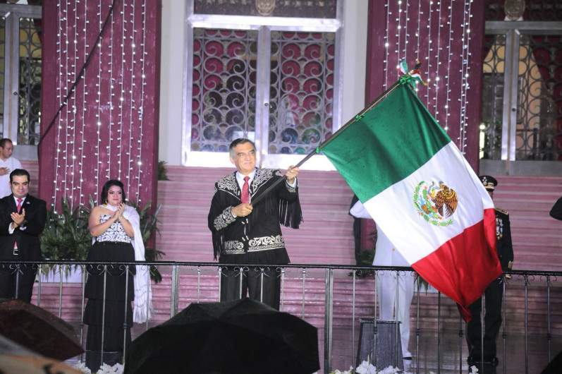 Vivan las mujeres y los hombres de la transformación: Américo