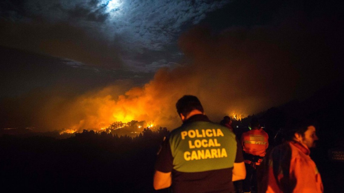 Evacuan 8.000 personas en el fuego "sin control" de Gran Canaria 