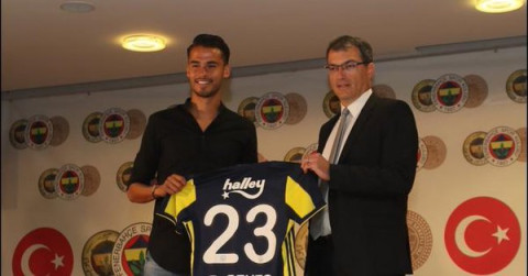 Diego Reyes es presentado con Fenerbahçe