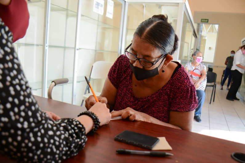 Invita Sistema DIF a adultos mayores a tramitar tarjeta INAPAM