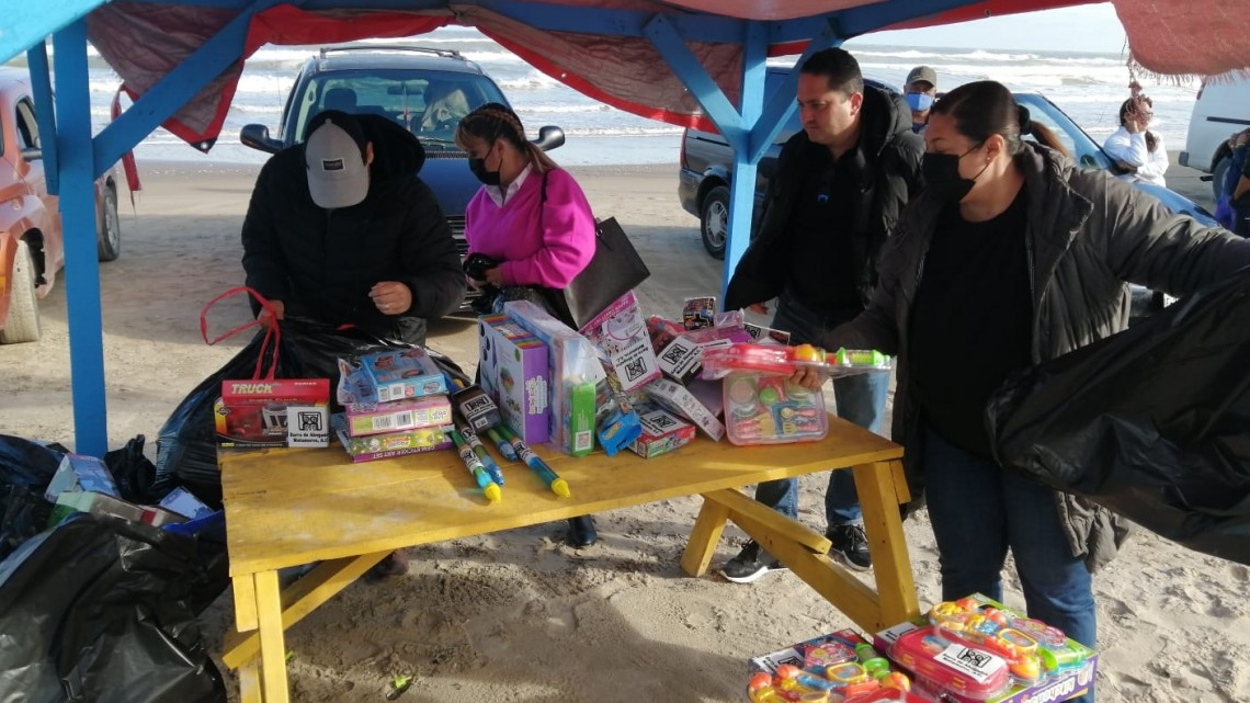 Barra de abogados entrega regalos a niños de la Playa Bagdad