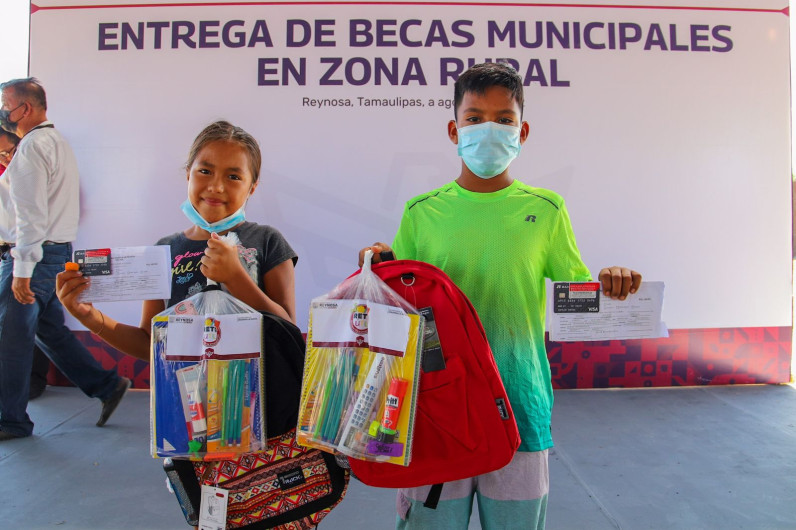Cumple Gobierno de Reynosa con entrega de Becas a estudiantes de zona rural