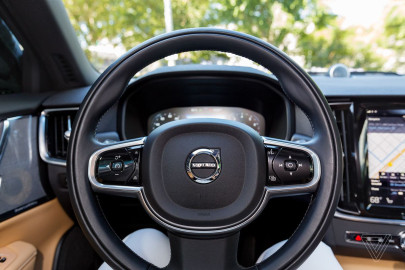 Volvo limitará velocidad de sus vehículos a 180 km/h 