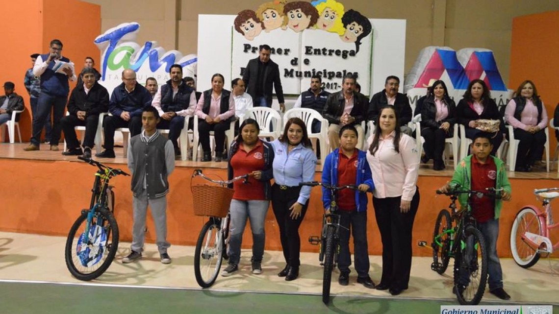 Alcaldesa de Miguel Alemán entrega becas “Cuenta Conmigo”