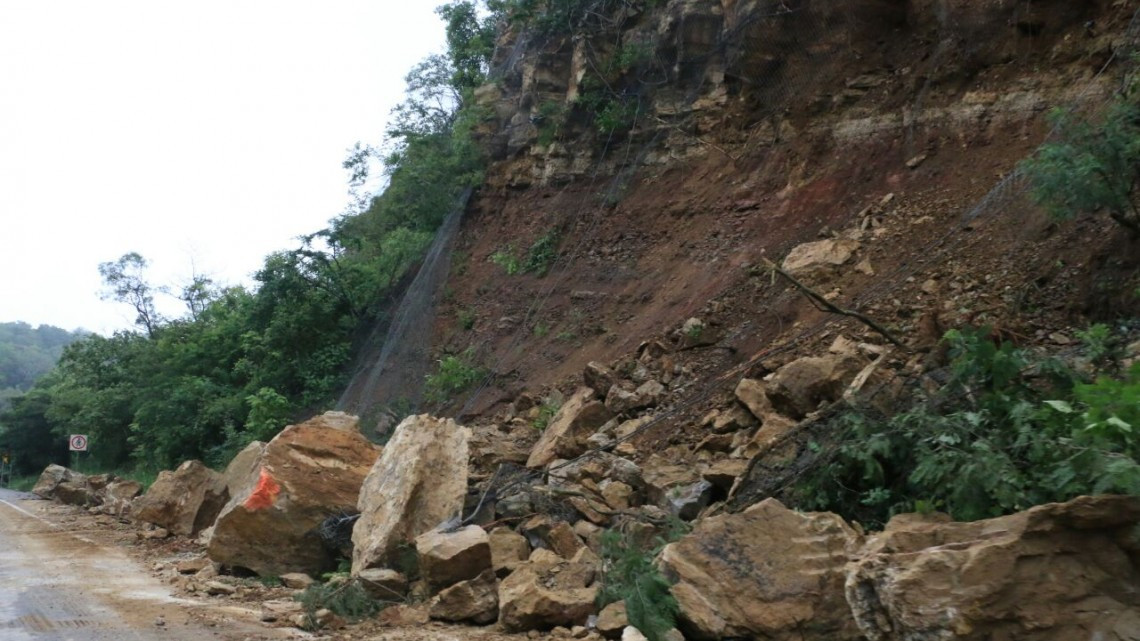 Sismo deja daños y muertes a su paso