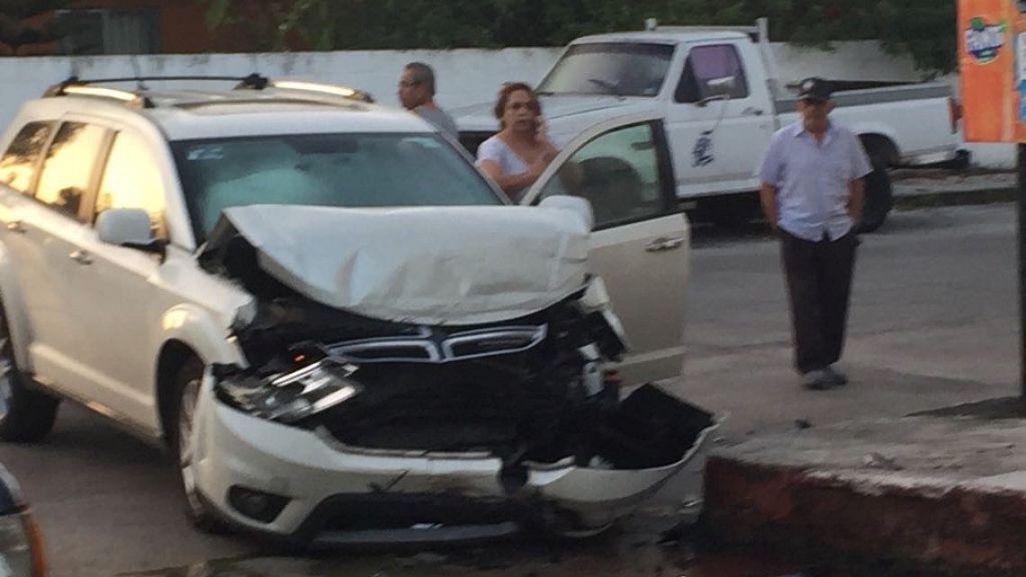Exceso de velocidad genera volcadura en calle secundaria