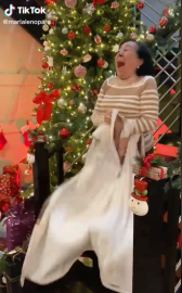 Abuelita se emociona al recibir cobija con imagen de Chayanne