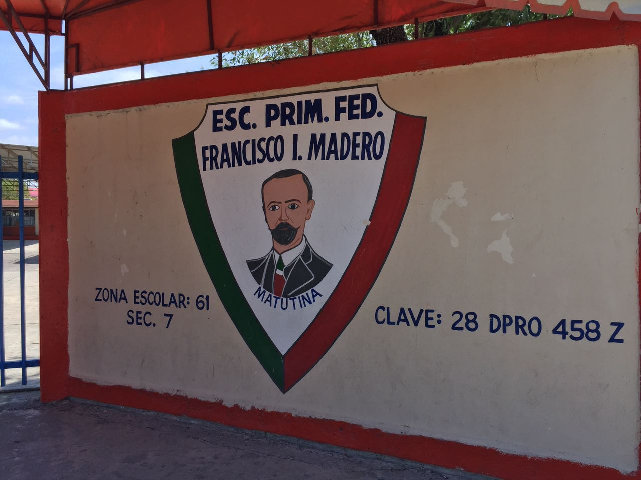 Piden padres de familia condiciones dignas para sus hijos