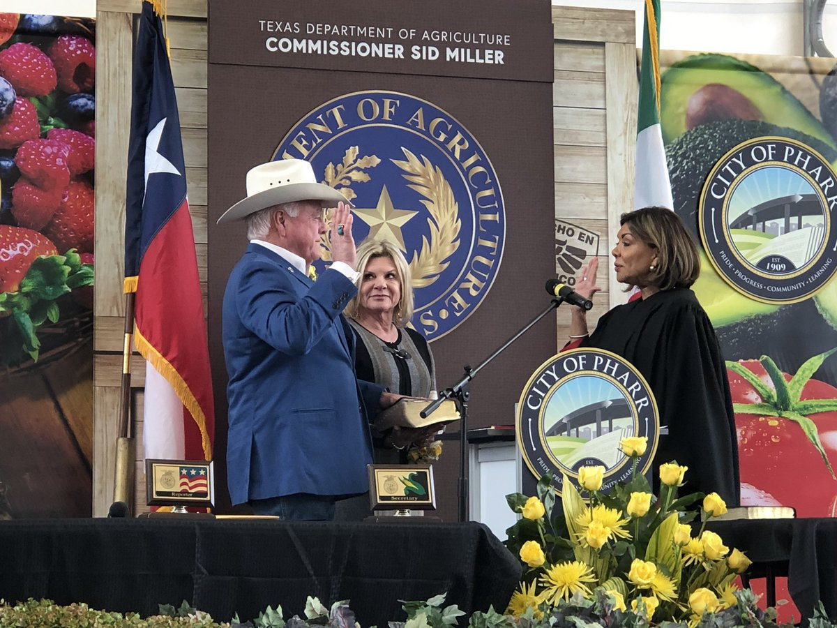 Rinde protesta Sid Miller como Comisionado de Agricultura de Texas