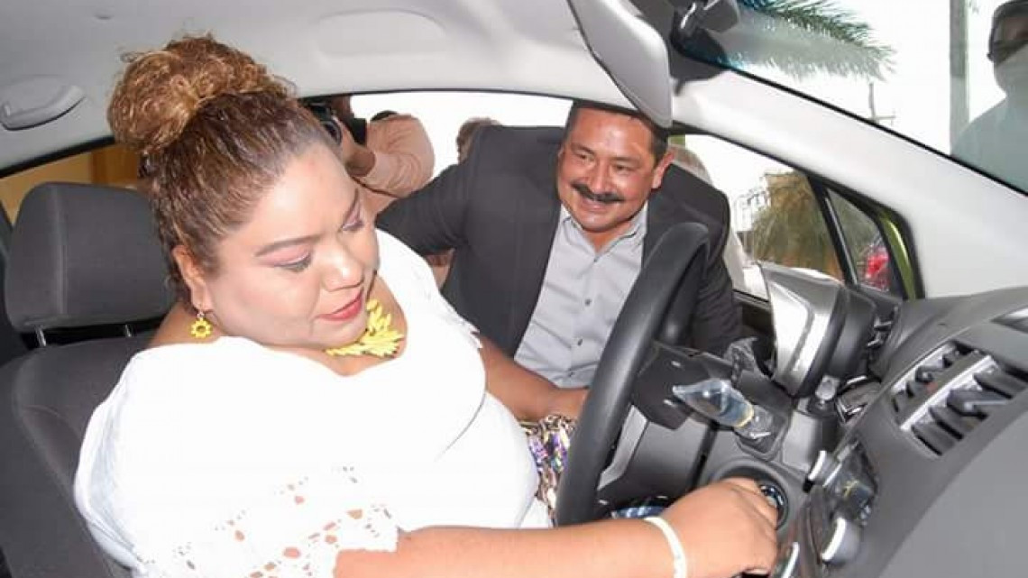 Ayuntamiento festeja a maestros en su día