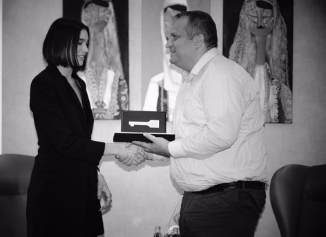 Dua Lipa recibe la llave de su ciudad, Pristina en Kosovo