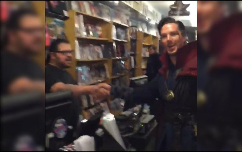 Sorprende "Doctor Strange" a fans en tienda de cómics