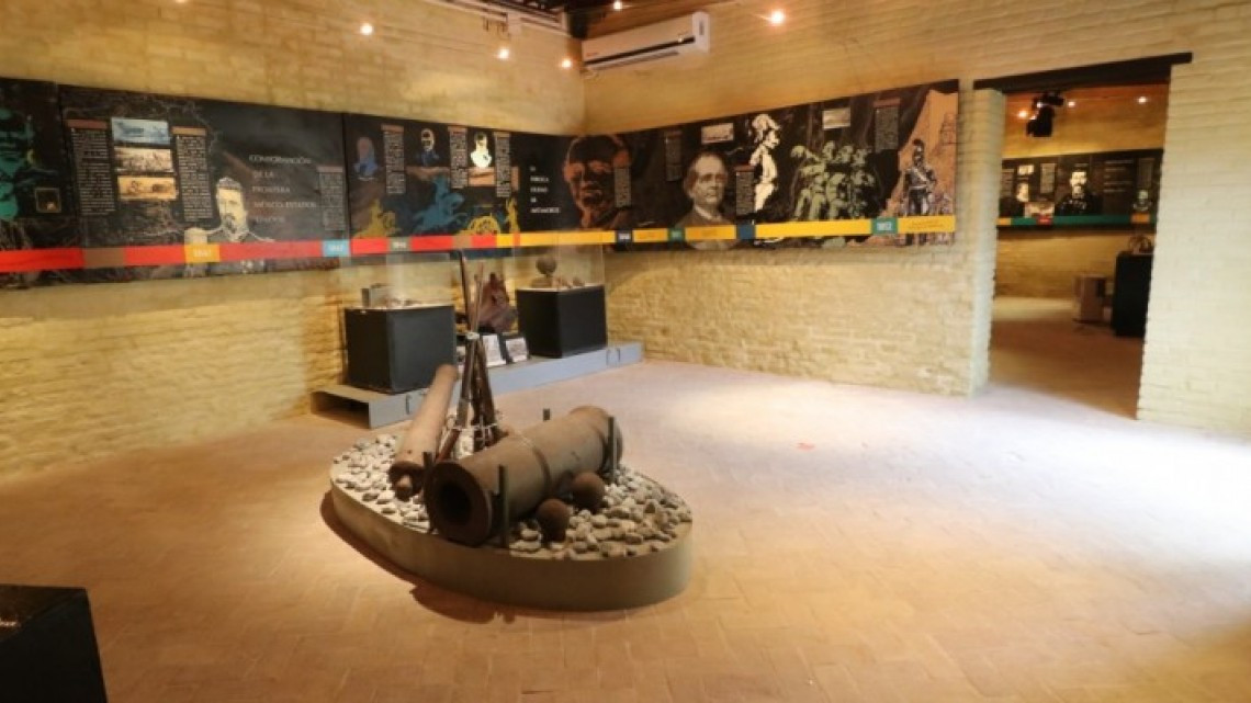 Devela Alcalde placa conmemorativa en Museo Casamata 