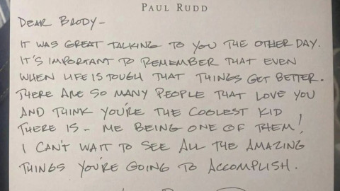 Paul Rudd envía regalo a niño que no tuvo firmas en su anuario