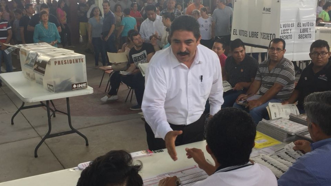 Emite su voto el candidato del PRI, Julio César Barrientos 
