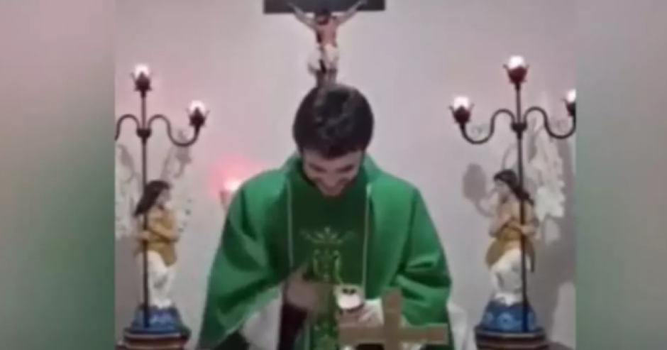 Sacerdote sufre ataque de risa en plena misa virtual 