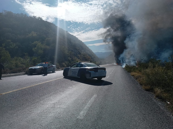 Se incendia en carretera camión de carga