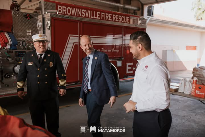 Departamento de Bomberos de Brownsville dona equipo a Matamoros