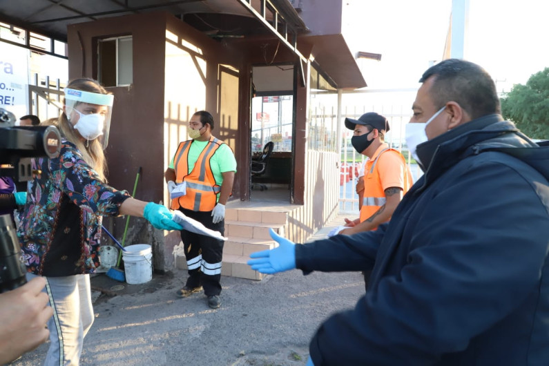 Alcaldesa entrega cubrebocas a trabajadores del Parque Industrial del Norte
