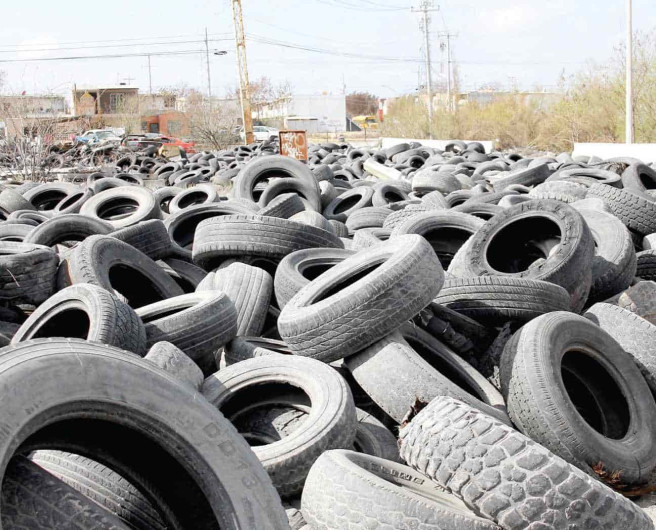 Prenden fuego al ‘Panteón’ de llantas en Reynosa