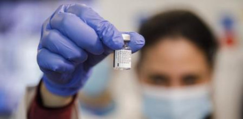 Vacunan contra Covid-19 a más de 50 mil personas en un día en España