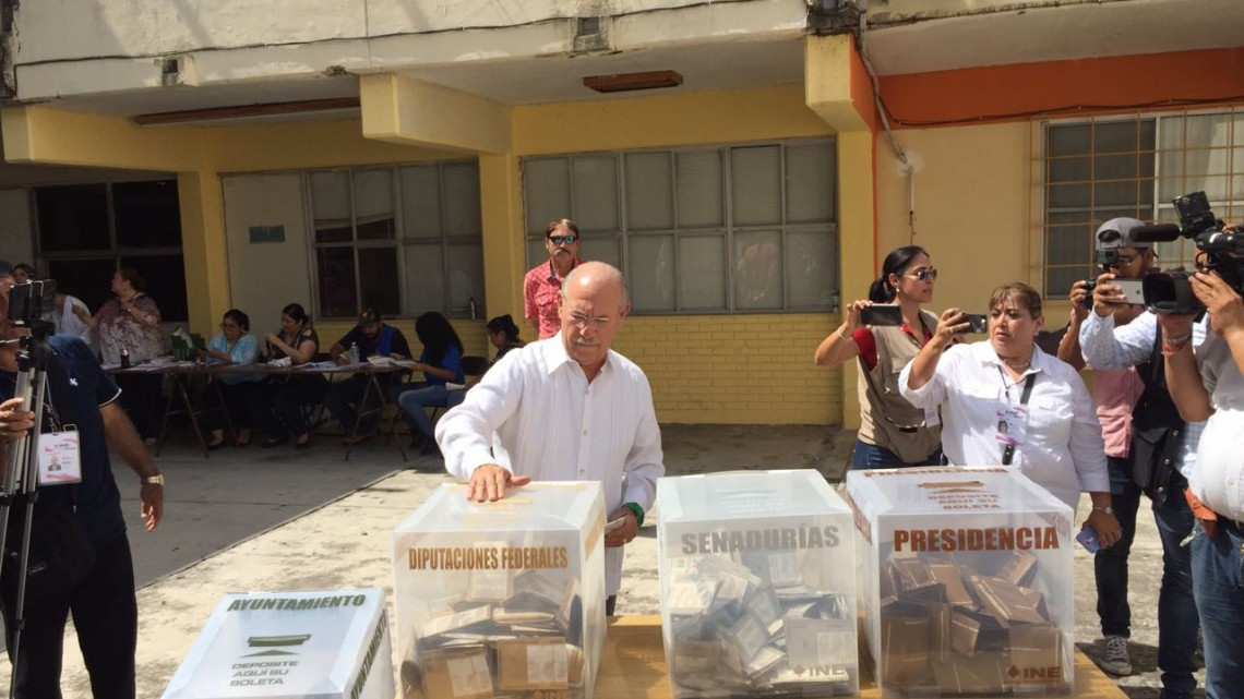 Chuchín acude a las urnas electorales acompañado de su familia 