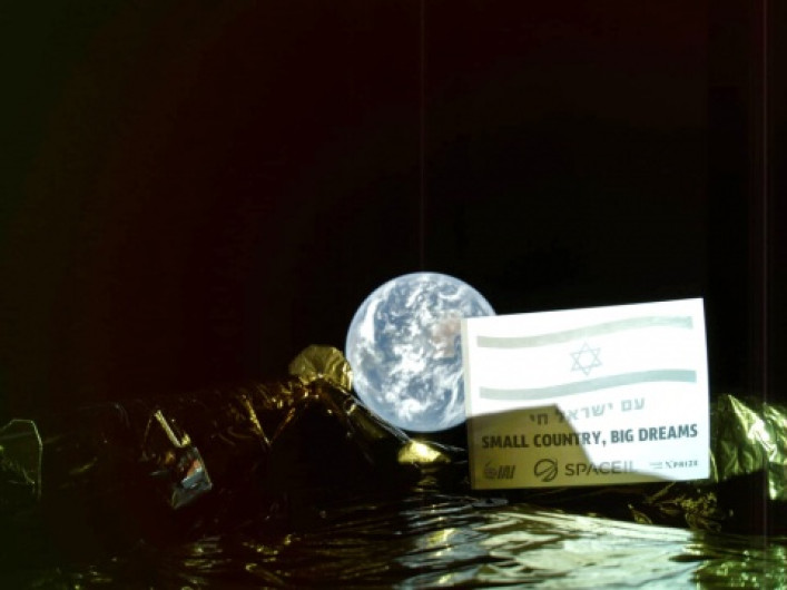 Nave espacial israelí toma una selfie con la Tierra de fondo