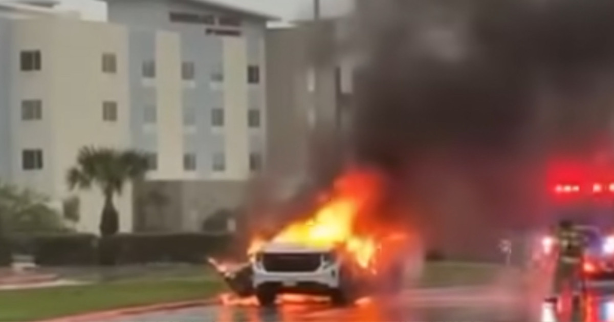 Camioneta se incendia en plena vía en Brownsville, TX