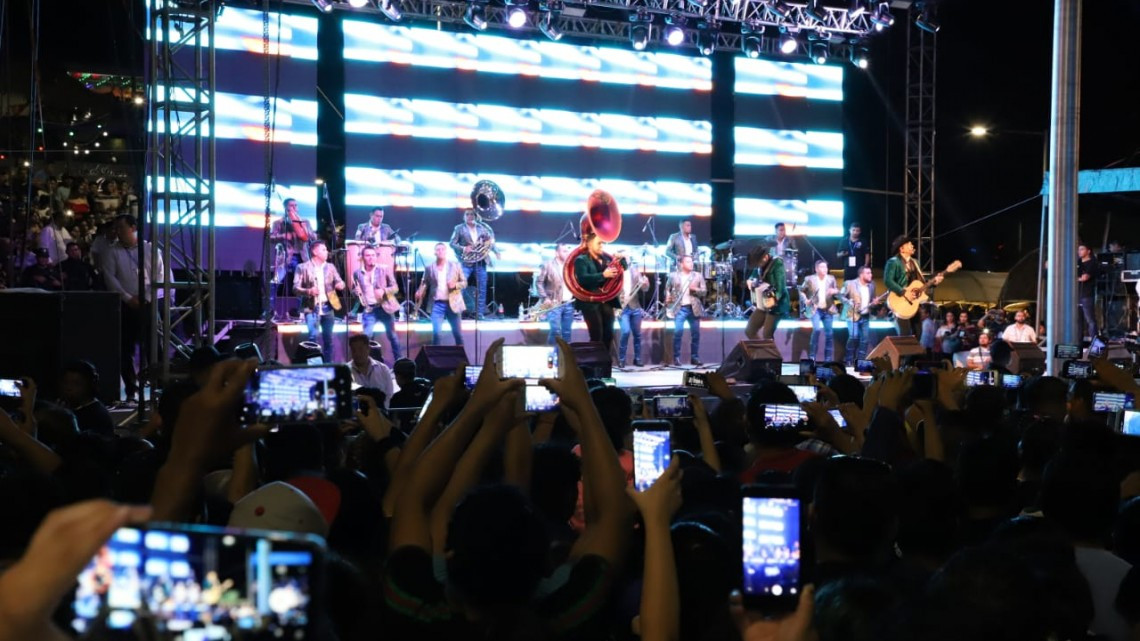 17 mil personas dan el Grito de Independencia con Maki Ortiz