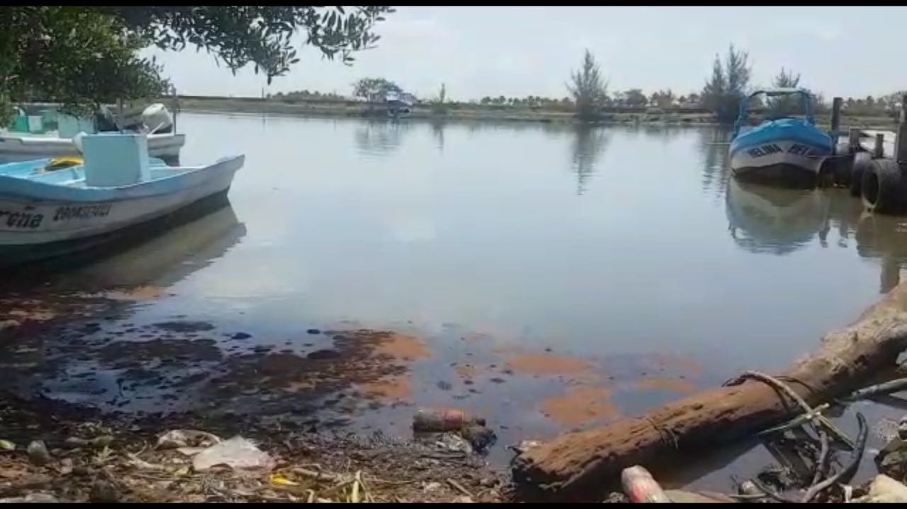 Lluvia genera arrastre de aceite en La Barra