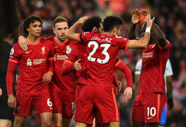 Liverpool ‘vapuleó’ al United en el clásico de Inglaterra