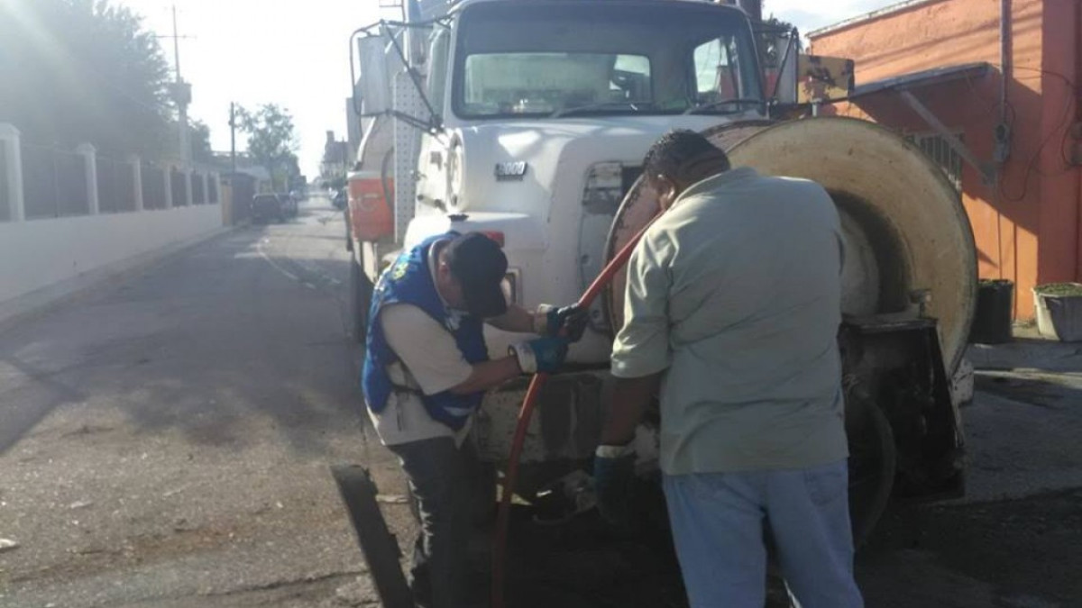 Comapa trabaja con equipo vactor