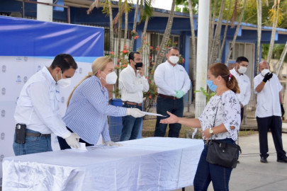 Beneficia Alma Laura Amparán a niños y jóvenes estudiantes con becas educativas